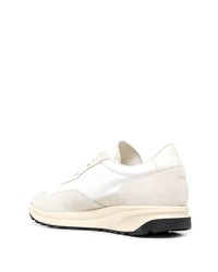 weiße Sportschuhe von Common Projects