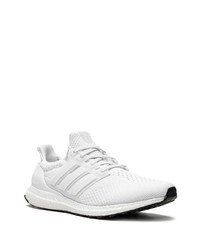 weiße Sportschuhe von adidas