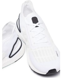 weiße Sportschuhe von adidas