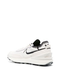 weiße Sportschuhe von Nike