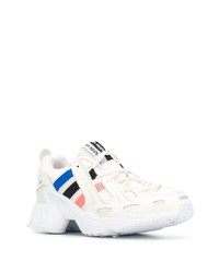 weiße Sportschuhe von adidas