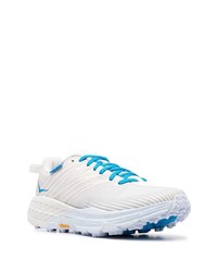 weiße Sportschuhe von Hoka One One