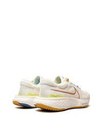 weiße Sportschuhe von Nike