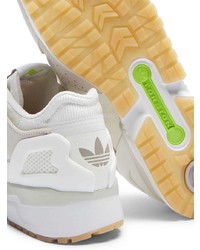 weiße Sportschuhe von adidas