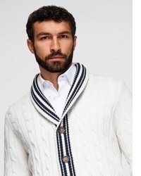 weiße Strickjacke mit einem Schalkragen von OMBRE
