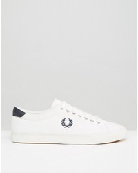 weiße Turnschuhe mit Fischgrätenmuster von Fred Perry