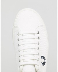 weiße Turnschuhe mit Fischgrätenmuster von Fred Perry