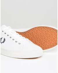 weiße Turnschuhe mit Fischgrätenmuster von Fred Perry