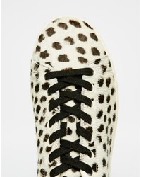 weiße Turnschuhe mit Leopardenmuster von adidas