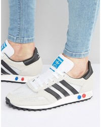 weiße Turnschuhe von adidas