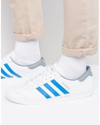 weiße Turnschuhe von adidas