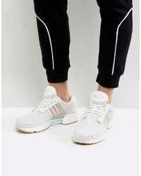 weiße Turnschuhe von adidas