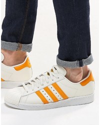 weiße Turnschuhe von adidas