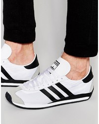 weiße Turnschuhe von adidas