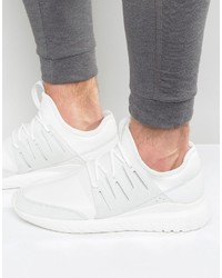 weiße Turnschuhe von adidas