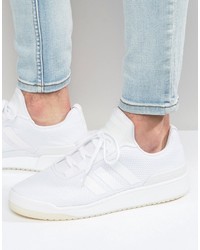 weiße Turnschuhe von adidas