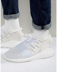 weiße Turnschuhe von adidas