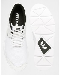 weiße Turnschuhe von Supra