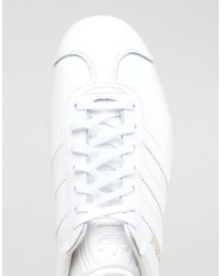 weiße Turnschuhe von adidas