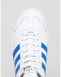 weiße Turnschuhe von adidas