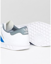 weiße Turnschuhe von adidas