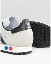 weiße Turnschuhe von adidas