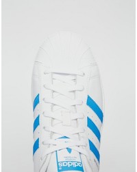 weiße Turnschuhe von adidas