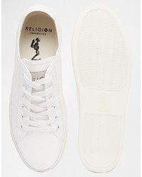 weiße Turnschuhe von Religion