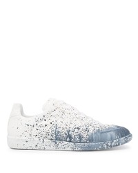 weiße und blaue bedruckte Leder niedrige Sneakers von Maison Margiela