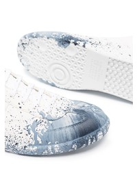 weiße und blaue bedruckte Leder niedrige Sneakers von Maison Margiela