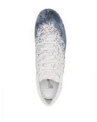 weiße und blaue bedruckte Leder niedrige Sneakers von Maison Margiela