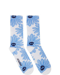 weiße und blaue bedruckte Socken