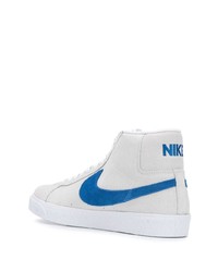 weiße und blaue hohe Sneakers aus Wildleder von Nike