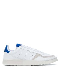 weiße und blaue Leder niedrige Sneakers von adidas