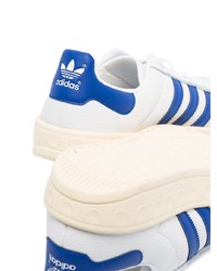 weiße und blaue Leder niedrige Sneakers von adidas