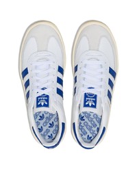 weiße und blaue Leder niedrige Sneakers von adidas