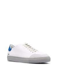 weiße und blaue Leder niedrige Sneakers von Axel Arigato