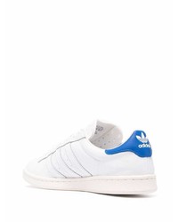 weiße und blaue Leder niedrige Sneakers von adidas