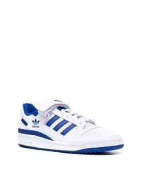 weiße und blaue Leder niedrige Sneakers von adidas