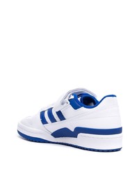 weiße und blaue Leder niedrige Sneakers von adidas