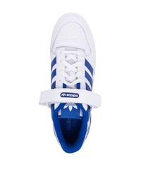 weiße und blaue Leder niedrige Sneakers von adidas