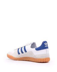 weiße und blaue Leder niedrige Sneakers von adidas