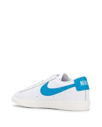 weiße und blaue Leder niedrige Sneakers von Nike