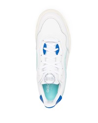 weiße und blaue Leder niedrige Sneakers von adidas