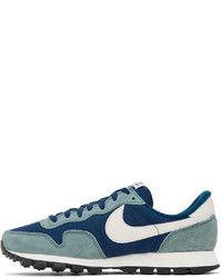 weiße und blaue Leder Sportschuhe von Nike