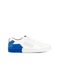 weiße und blaue niedrige Sneakers