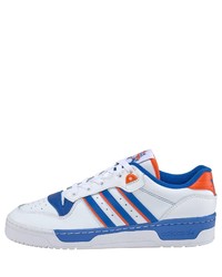 weiße und blaue niedrige Sneakers von adidas Originals