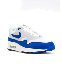 weiße und blaue niedrige Sneakers von Nike