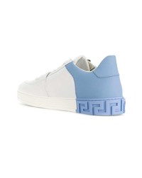 weiße und blaue niedrige Sneakers von Versace