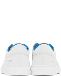weiße und blaue niedrige Sneakers von Common Projects